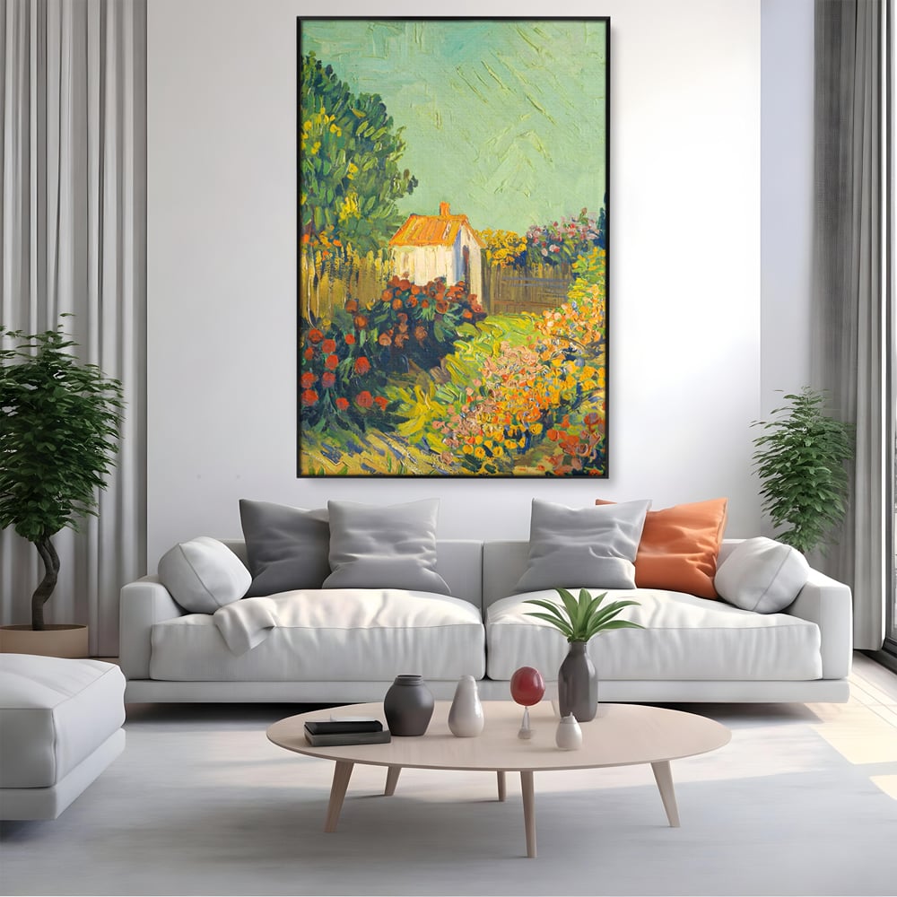 Tablou canvas cu pictura cu o casuta in gradina, in rama de aluminiu negru, pe perete intr-un living